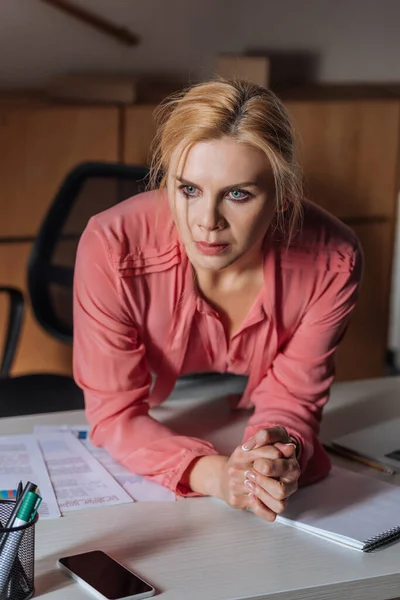 Selective Focus Upset Thoughtful Woman Leaned Table Office — Stock Photo, Image