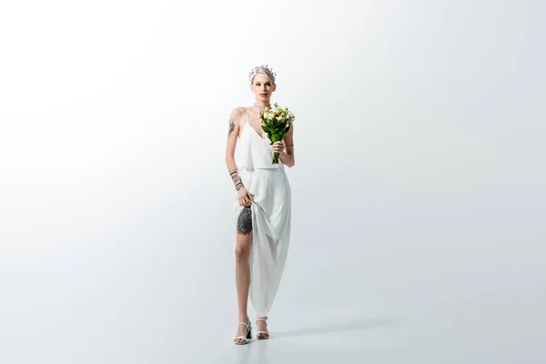 Bella Sposa Tatuata Con Bouquet Bianco — Foto Stock