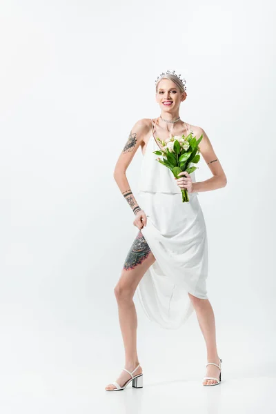 Счастливая Красивая Татуированная Невеста Букетом Белом — стоковое фото