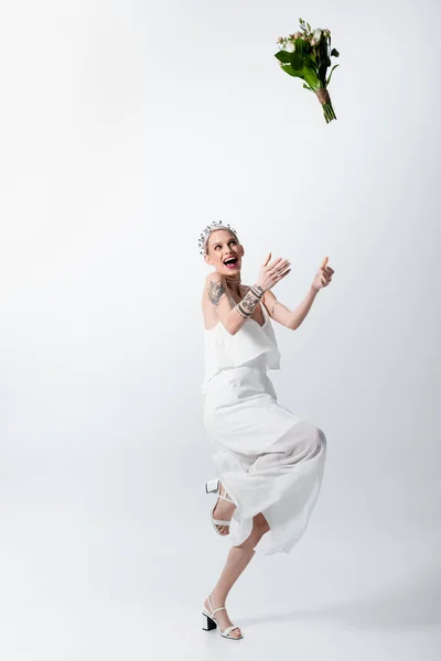 Счастливая Красивая Татуированная Невеста Бросает Букет Белый — стоковое фото