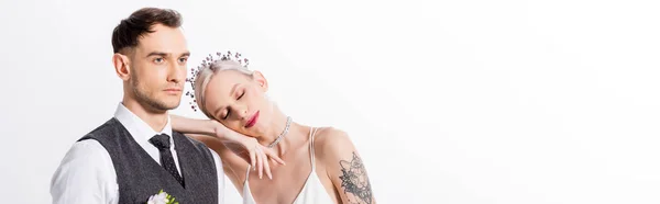 Bella Sposa Tatuata Appoggiata Sullo Sposo Bello Isolato Bianco Colpo — Foto Stock