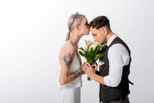Boční Pohled Krásné Tetované Nevěsty Líbání Pohledný Ženich Izolované Bílém — Stock fotografie
