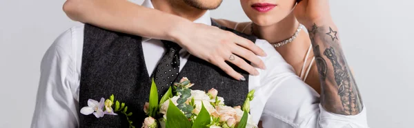 Vista Ritagliata Della Sposa Tatuata Abbracciando Sposo Isolato Grigio Colpo — Foto Stock