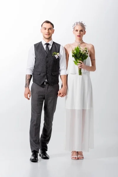Wunderschöne Tätowierte Braut Und Schöner Bräutigam Halten Händchen Auf Weißem — Stockfoto
