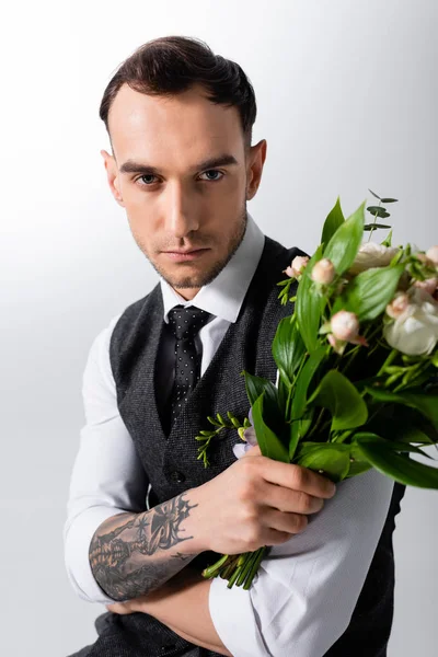 Beau Marié Élégant Tatoué Avec Bouquet Sur Gris — Photo