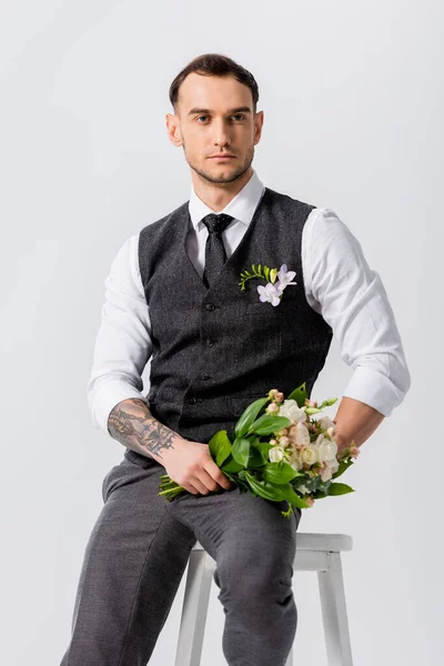 Stilig Tatuerad Elegant Brudgum Med Bukett Sitter Stol Isolerad Grå — Stockfoto