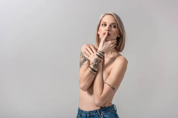 Sexy Junge Tätowierte Frau Oben Ohne Posiert Isoliert Auf Grau — Stockfoto