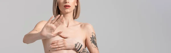 Beskärd Över Sexig Ung Topless Tatuerad Kvinna Visar Ingen Gest — Stockfoto