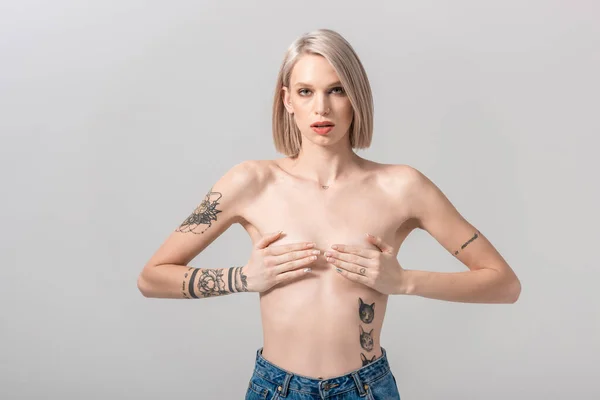 Sexy Joven Topless Mujer Tatuada Que Cubre Pecho Con Las — Foto de Stock