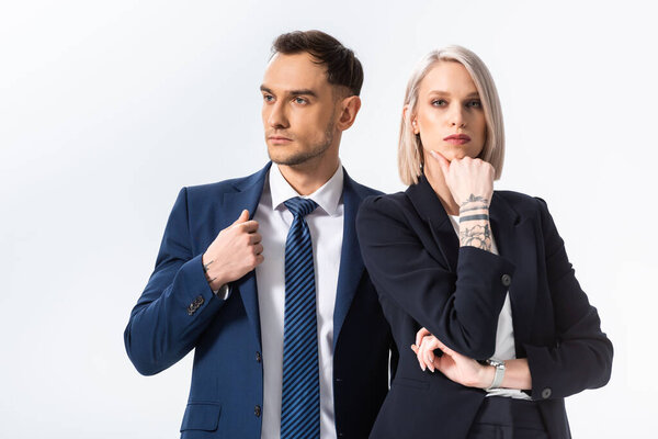 успешный молодой татуированный бизнесмен и бизнесвумен, изолированные на белом
