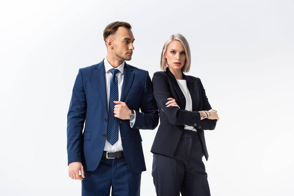 успешный молодой татуированный бизнесмен и бизнесвумен, изолированные на белом
