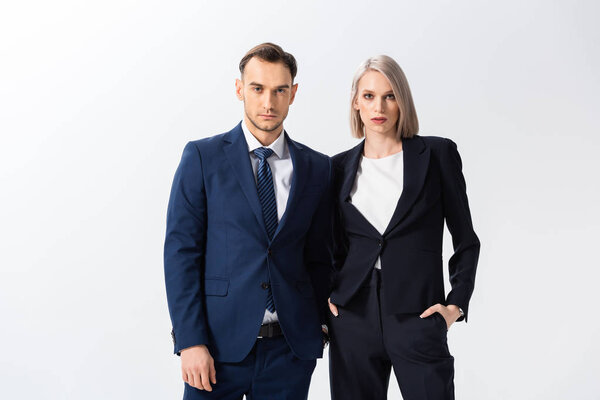 успешный молодой татуированный бизнесмен и бизнесвумен, изолированные на белом
