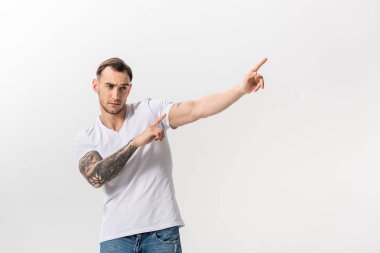 Yakışıklı, genç ve dövmeli bir adam parmaklarını beyaza doğru uzattı.