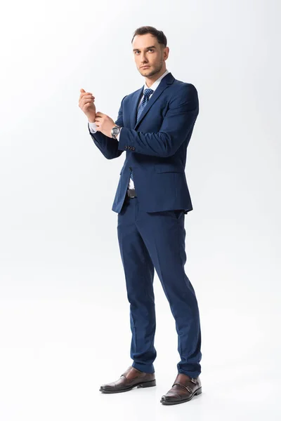 Ganzkörperansicht Erfolgreicher Junger Tätowierter Geschäftsmann Blauen Anzug Isoliert Auf Weißem — Stockfoto