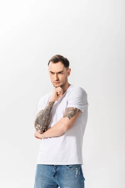 Allvarlig Stilig Ung Tatuerad Man Tittar Bort Isolerad Vit — Stockfoto