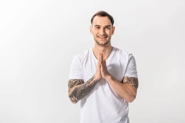 Sorrindo Bonito Jovem Tatuado Homem Com Mãos Oração Isolado Branco — Fotografia de Stock