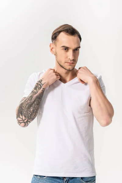 Guapo Joven Tatuado Hombre Posando Aislado Blanco — Foto de Stock
