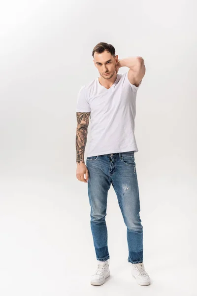 Longitud Completa Vista Guapo Joven Tatuado Hombre Posando Aislado Blanco — Foto de Stock