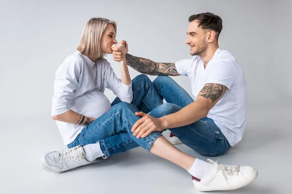 Fiatal Tetovált Terhes Csók Férj Kéz Szürke — Stock Fotó