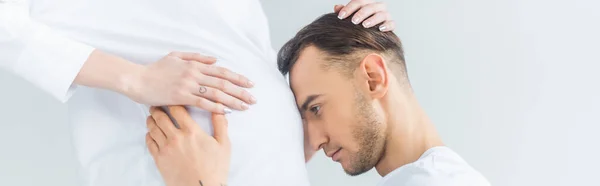 Visão Lateral Jovem Tocando Barriga Esposa Grávida Isolado Cinza Tiro — Fotografia de Stock