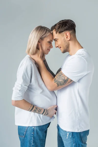 Vista Lateral Jovem Mulher Grávida Tatuada Com Namorado Isolado Cinza — Fotografia de Stock