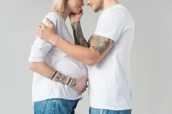 Boční Pohled Mladé Tetované Těhotné Ženy Přítelem Izolované Šedé — Stock fotografie