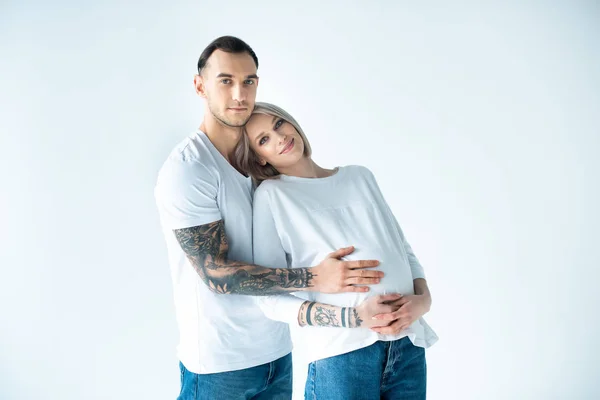 Mosolygós Fiatal Tetovált Terhes Barátjával Fehér — Stock Fotó