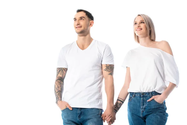 Sorridente Jovem Tatuado Casal Segurando Mãos Isolado Branco — Fotografia de Stock