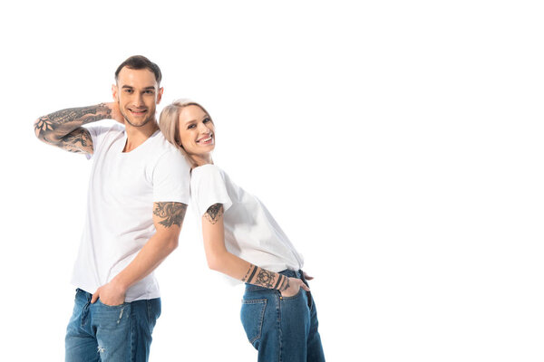 счастливая молодая татуированная пара, изолированная на белом
