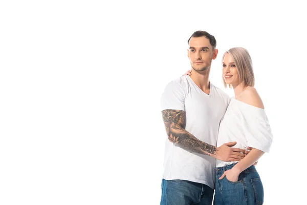 Jovem Casal Tatuado Abraçando Isolado Branco — Fotografia de Stock