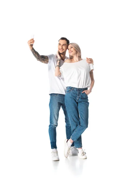 Feliz Jovem Tatuado Casal Tomando Selfie Isolado Branco — Fotografia de Stock