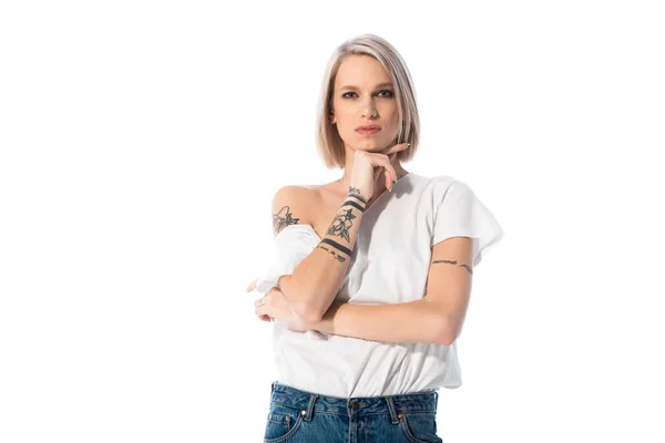 Giovane Ragazza Tatuata Posa Con Mano Vicino Viso Isolato Bianco — Foto Stock