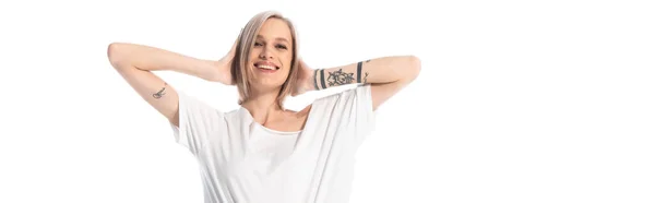 Feliz Joven Tatuado Chica Con Las Manos Cabeza Aislado Blanco — Foto de Stock