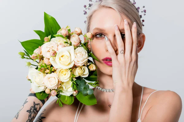 Porträt Der Schönen Tätowierten Braut Posiert Mit Blumenstrauß Und Hand — Stockfoto