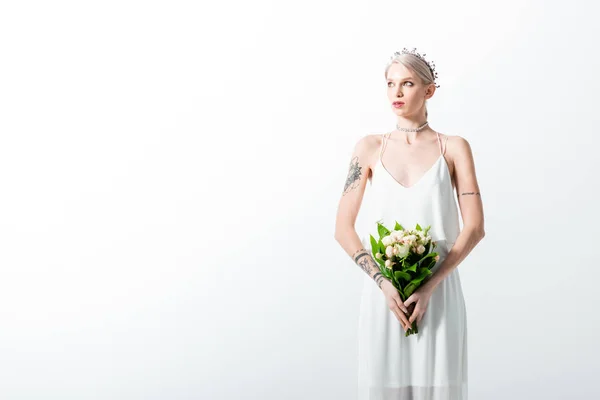 Belle Mariée Tatouée Avec Bouquet Floral Regardant Loin Sur Blanc — Photo