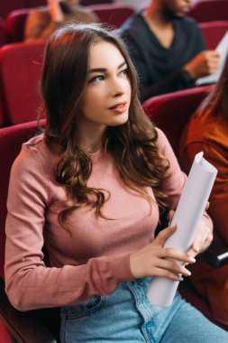 Tiyatroda çok ırklı aktörlerle senaryo okuyan güzel bir aktris.