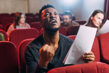 Tiyatroda senaryosu olan duygusal Afrikalı Amerikalı aktör