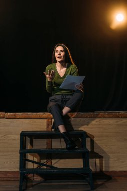 Tiyatroda sahnedeki senaryoyla güzel bir aktris oynuyor.