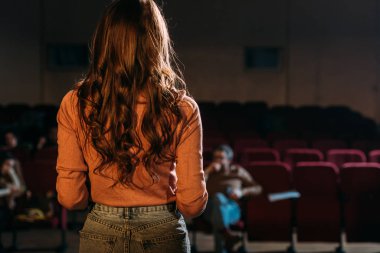 Aktris ve tiyatro yönetmeninin arka planı