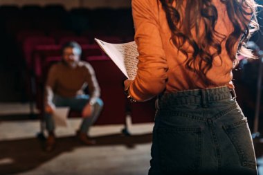 Tiyatro yönetmeni ve aktrisinin seçici odak noktası sahnede senaryo