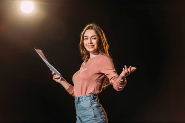Siyah senaryosu olan gülümseyen genç bir oyuncu