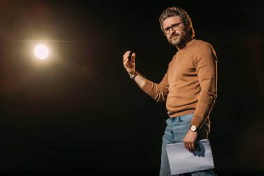 Yakışıklı, olgun bir aktörün prova sırasında sahnede durması. 