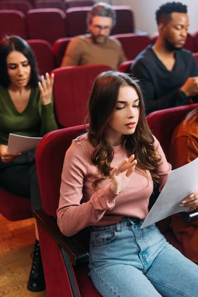 Actores Multiétnicos Actrices Que Leen Guiones Sobre Asientos Teatro — Foto de Stock