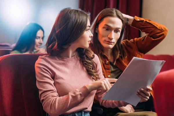 Unga Emotionella Skådespelare Och Skådespelerskor Läser Manus Teater — Stockfoto