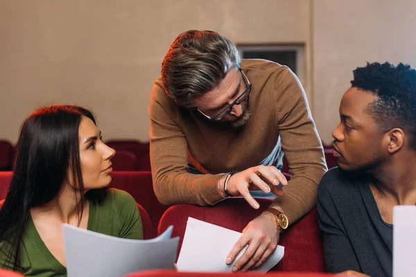 Joven Actor Multicultural Actriz Leyendo Guion Con Director Teatro — Foto de Stock