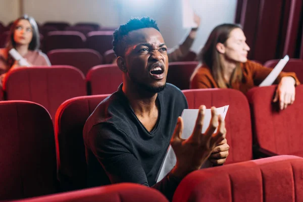 感情的なアフリカ系アメリカ人俳優が演劇で怒りを演じる — ストック写真