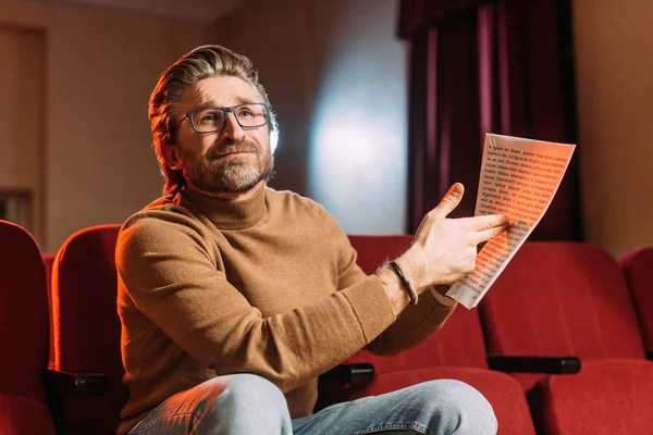 Emotional Stage Director Showing Scenario Theater — Stock Photo, Image