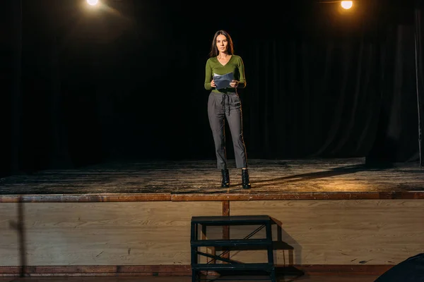 Bella Attrice Piedi Sul Palco Teatro — Foto Stock