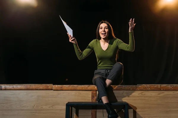 Емоційна Актриса Виконує Роль Сцені Театру — стокове фото