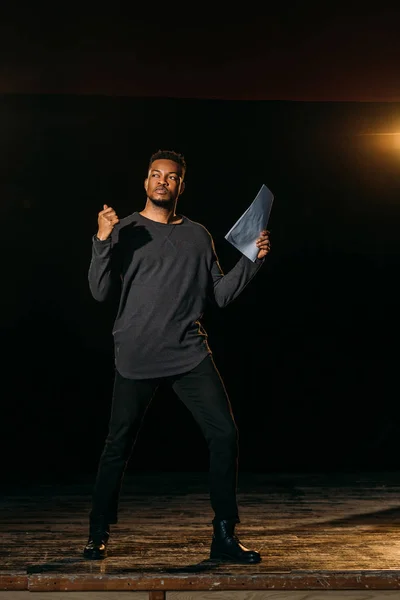 Acteur Afro Américain Tenant Scénario Debout Sur Scène Pendant Répétition — Photo